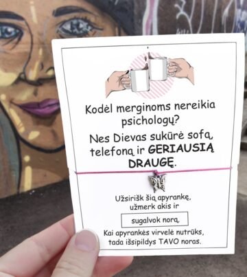 Sofa, telefonas ir draugė